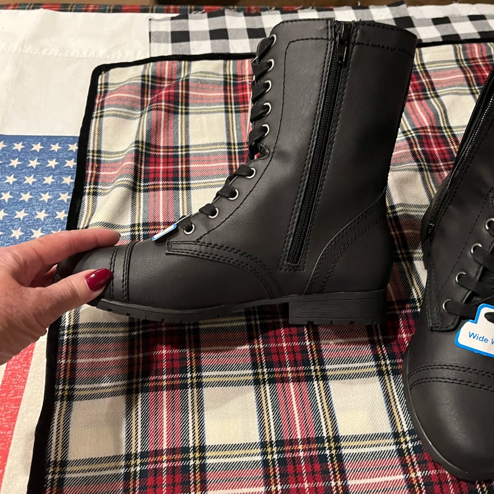 Women’s winter boots.   Size 8.5 WIDE. NEW.   Front lace up.